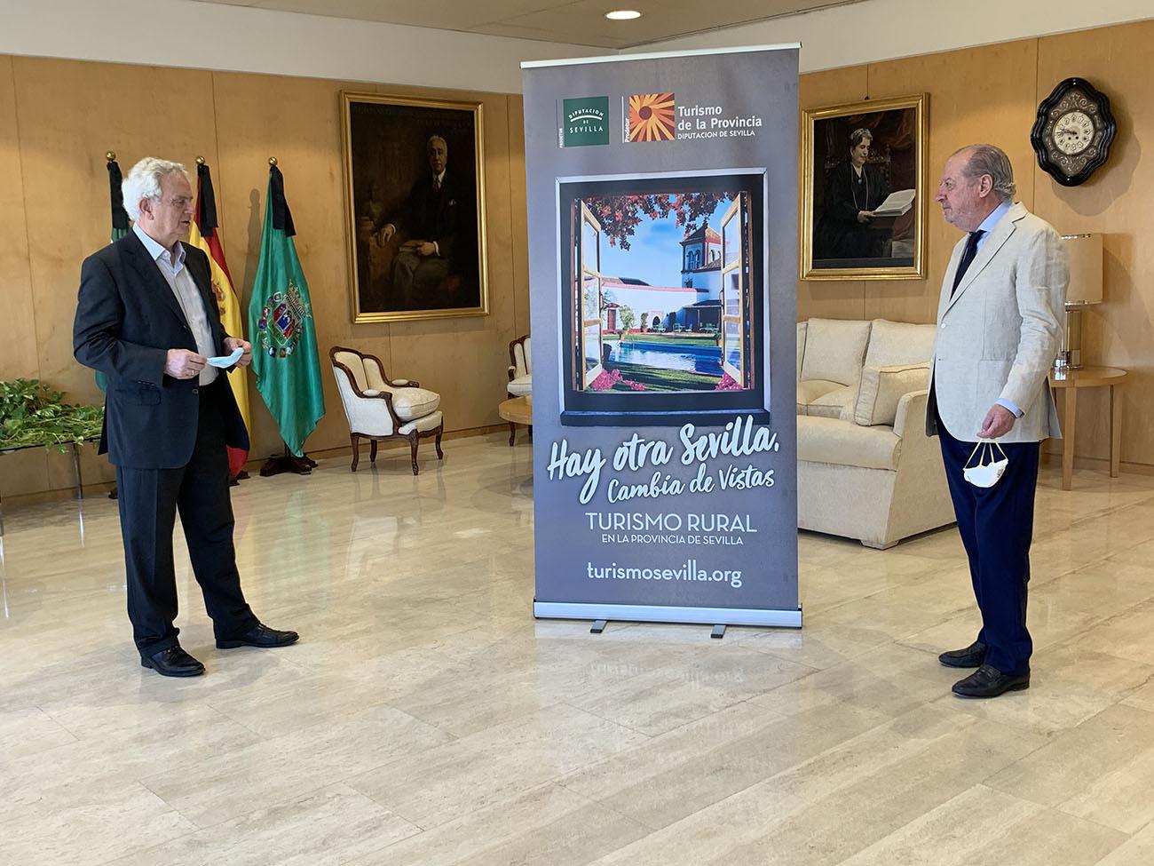 El presidente de la Diputación, Fernando Rodríguez Villalobos, junto al presidente de la Asociación de Hoteles de Sevilla y Provincia, Manuel Cornax, en la presentación del acto