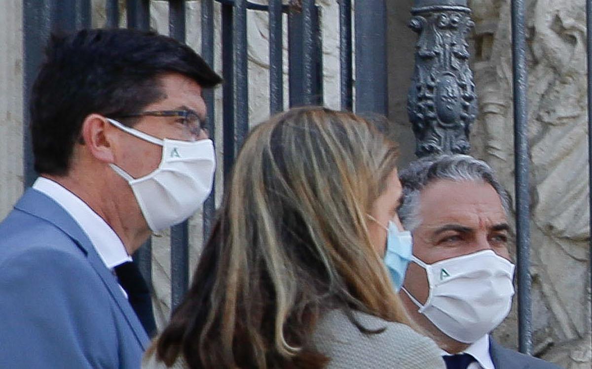 Miembros del Gobierno andaluz, luciendo ayer sus mascarillas 'chic'