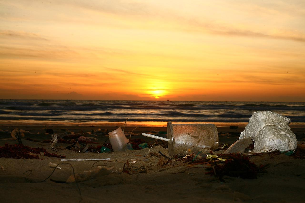 Algunos residuos se acumulan en los fondos marinos y otros llegan a las playas