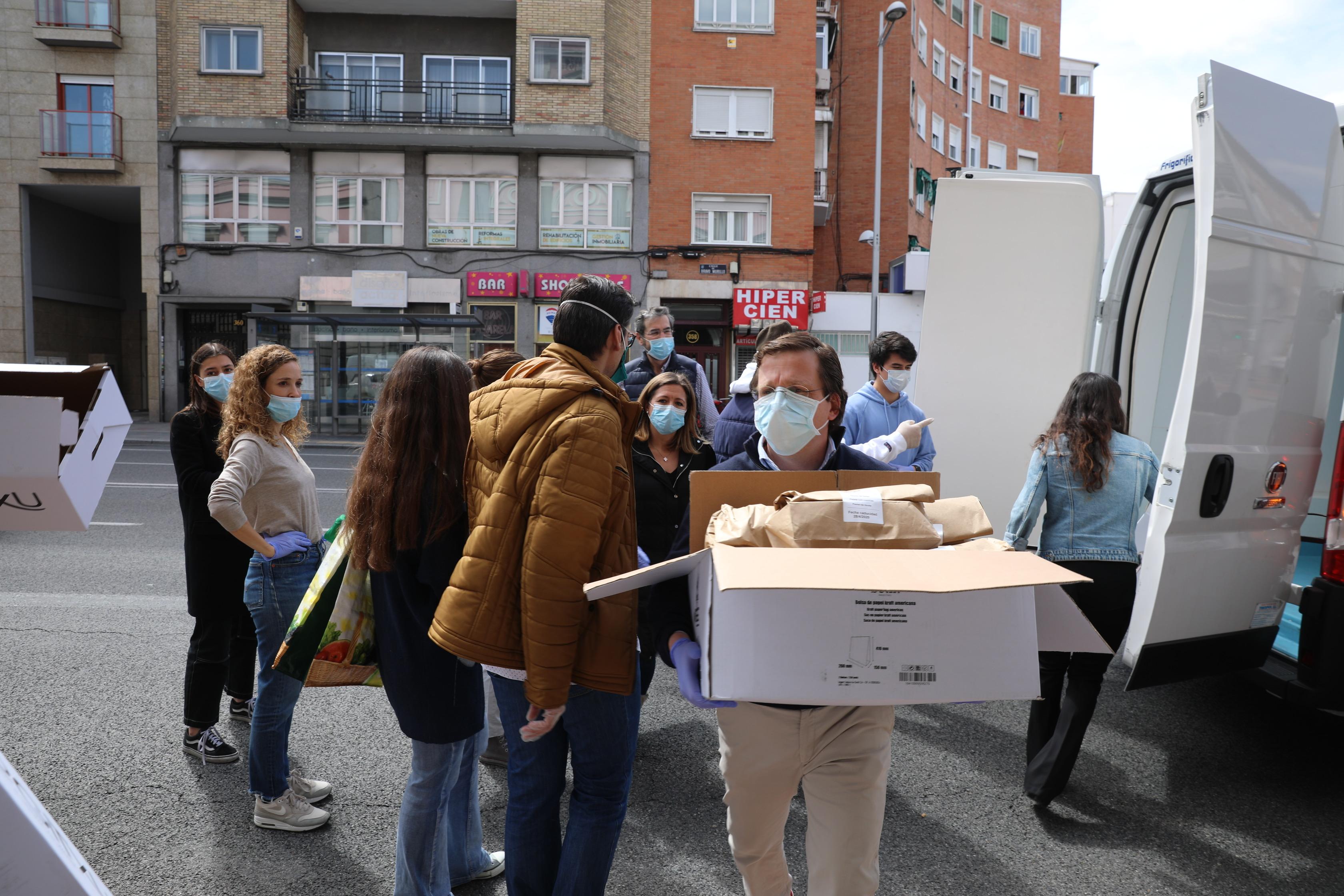 El alcalde de Madrid, José Luis Martínez-Almeida, colabora en el reparto de comida a las familias más vulnerables del distrito madrileño de Tetuán. Foto: Ayuntamiento de Madrid