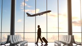 Un viajero camina por el aeropuerto