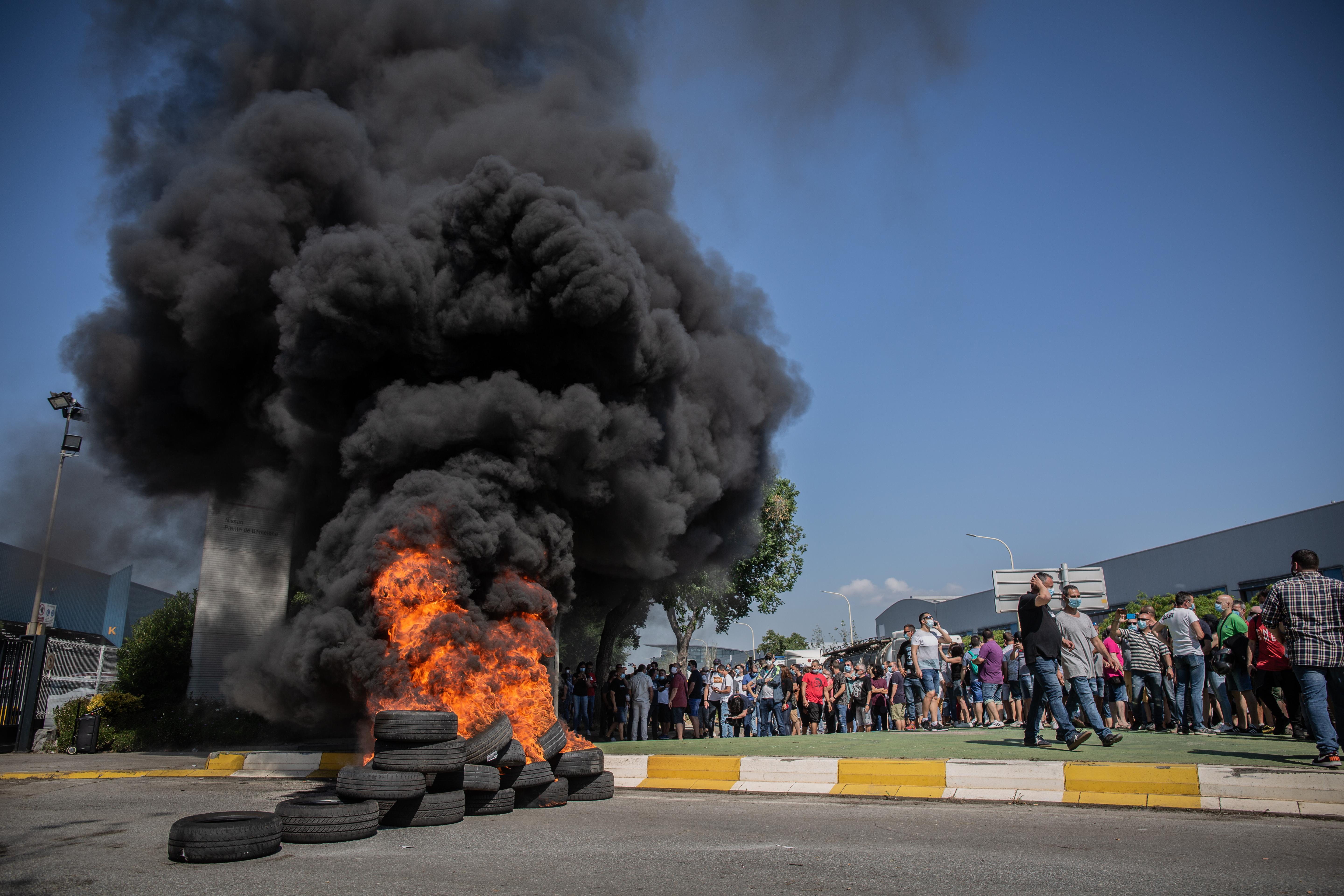 Trabajadores de Nissan queman ruedas en forma de protesta. EP
