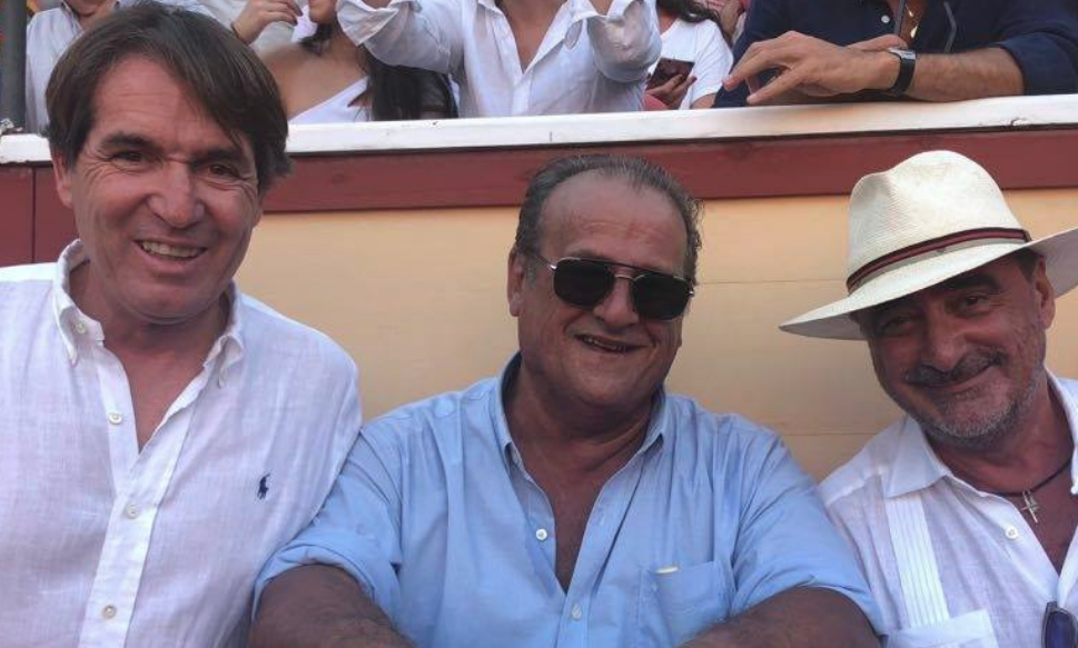 Rafael Muñoz Leonisio en los toros junto con Carlos Herrera