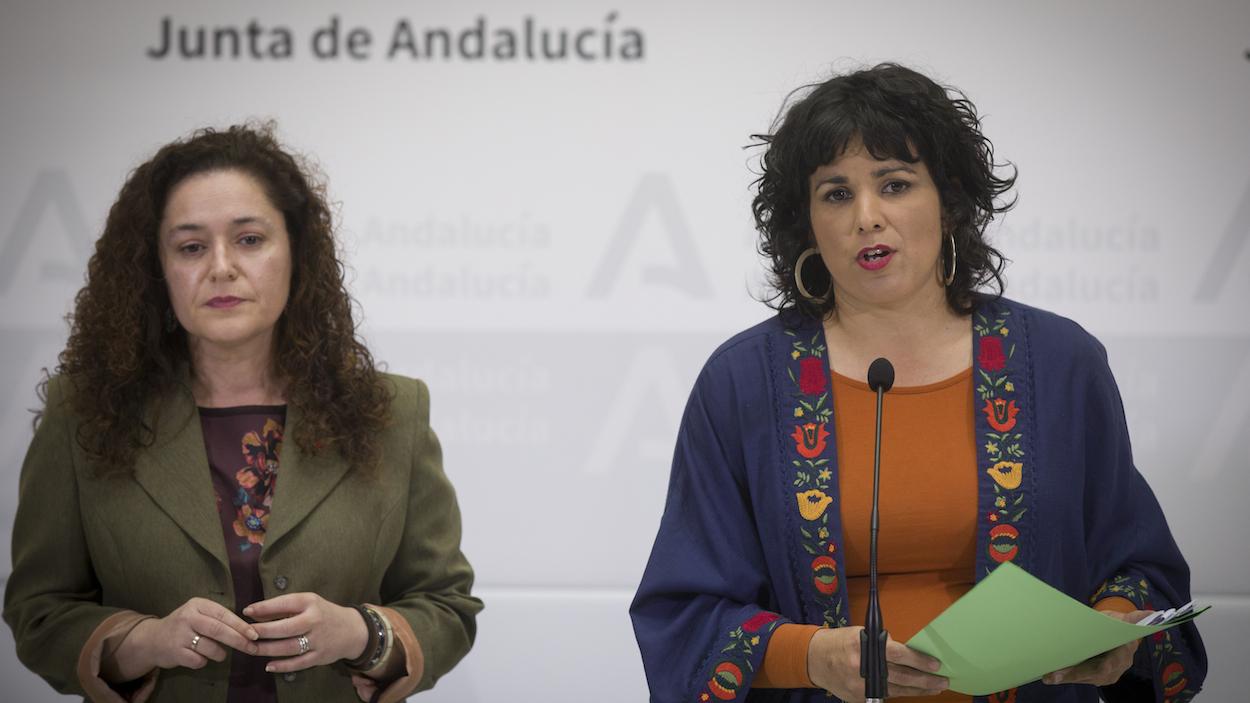 CERCA PERO LEJOS. Teresa Rodríguez (Podemos), junto a la portavoz parlamentaria de Adelante, Inmaculada Nieto (IU). MARÍA JOSÉ LÓPEZ/EP