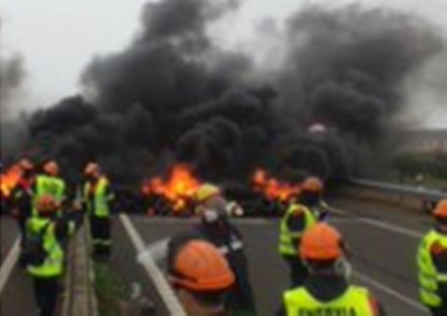 Miles de manifestantes han protagonizado el corte de la Autovía del Cantábrico A-8 con una gran barricada de ruedas (Lugo)