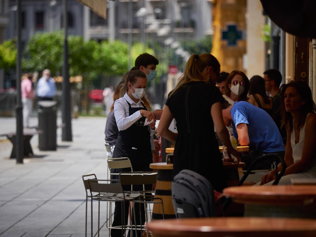 Varias personas en una terraza en Pamplona