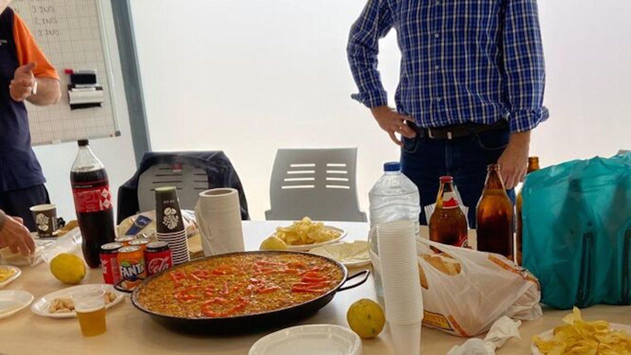 La foto de la paella difundida por el PP y que demostraría la culpabilidad del alcalde.