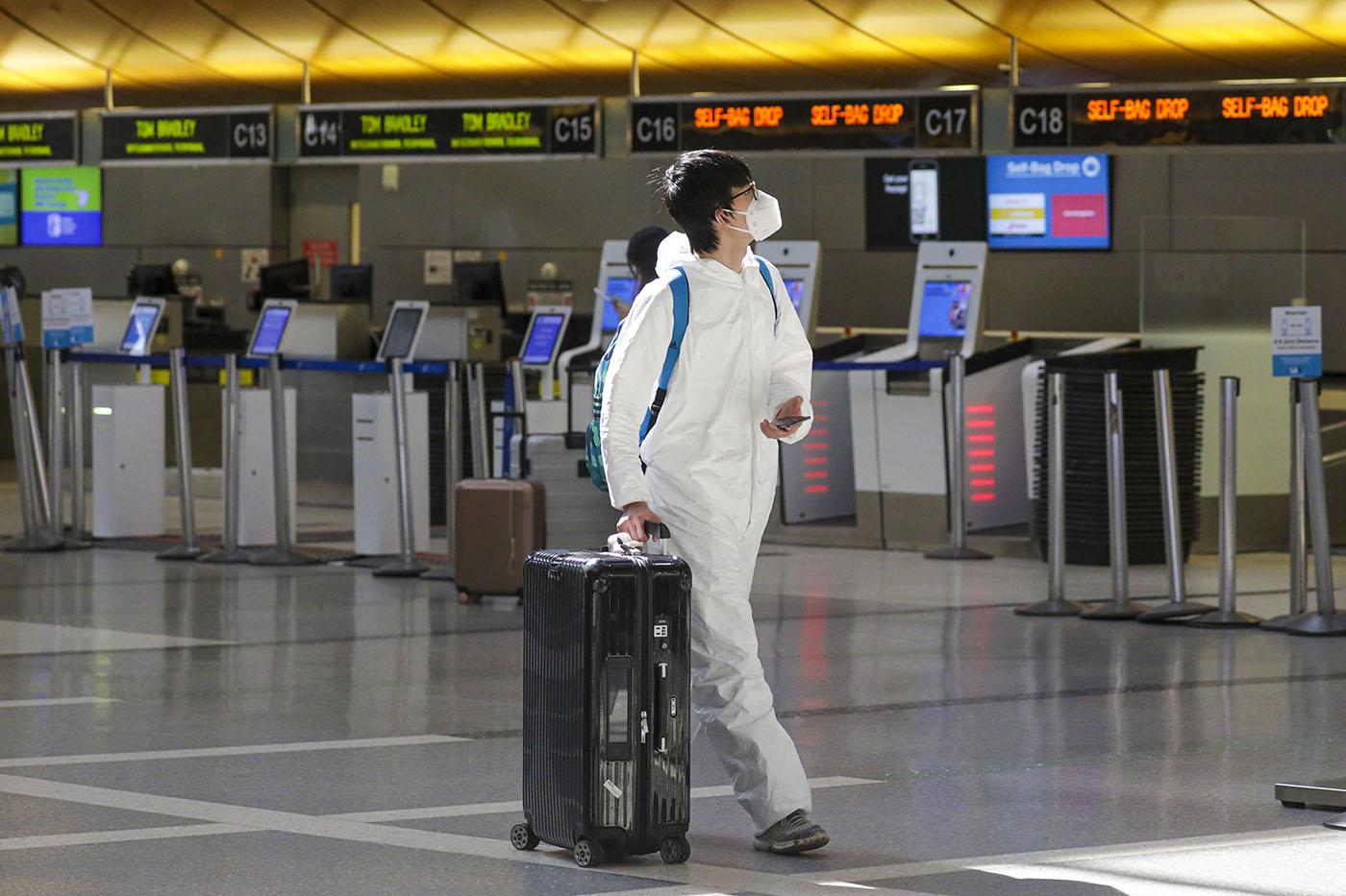 Una persona con una maleta en un aeropuerto