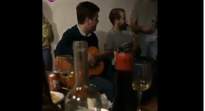 El concejal del PP en el Ayuntamiento de Ronda, Angel Martínez, tocando la guitarra en el polémico vídeo