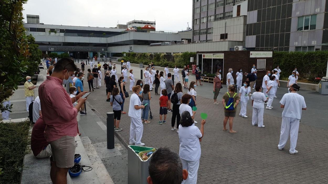 Sanitarios defienden la sanidad pública ante los hospitales mientras los aplausos ciudadanos cumplen 80 días