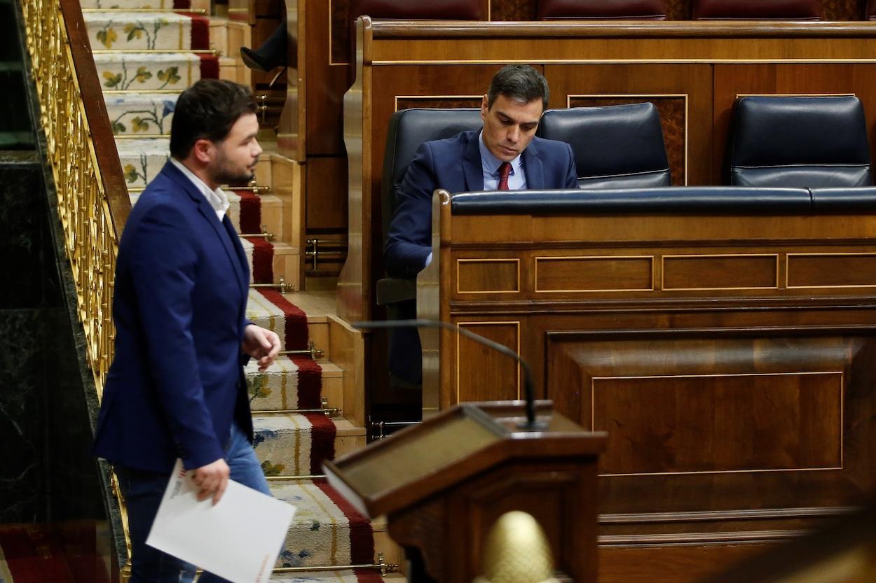 El diputado y portavoz de ERC, Gabriel Rufián, pasando por delante de Pedro Sánchez en el hemiciclo