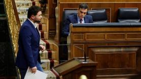 El diputado y portavoz de ERC, Gabriel Rufián, pasando por delante de Pedro Sánchez en el hemiciclo