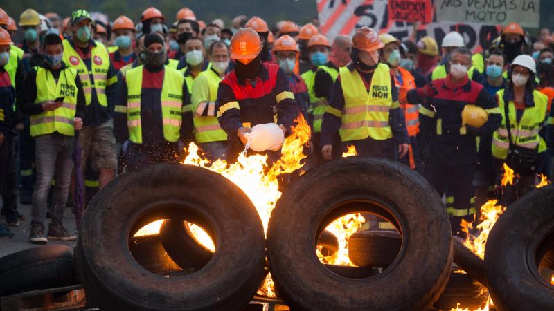 Los trabajadores de Alcoa queman neumáticos - Europa Press