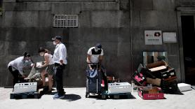 Ciudadanos en la recogida de alimentos de la Parroquia Santa María Micaela (Madrid) - Europa Press