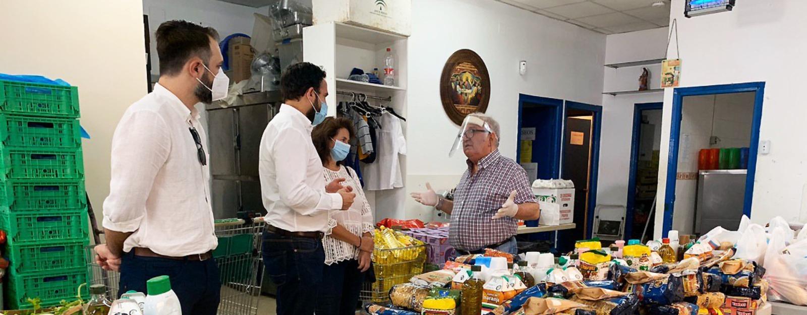 El concejal socialista en el Ayuntamiento de Málaga, Daniel Pérez, visita bancos de alimentos y economatos.