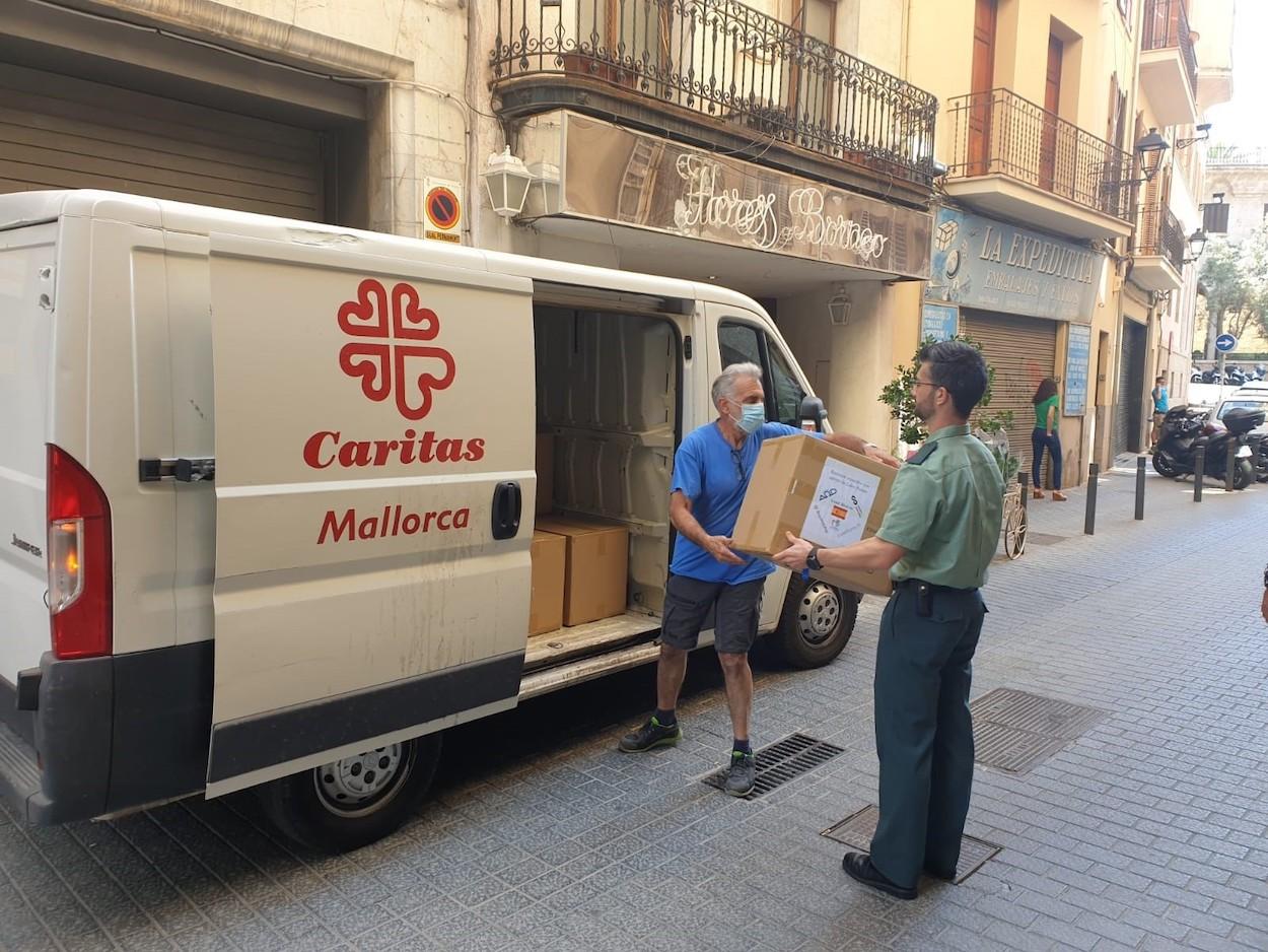 Imagen de un reparto de mascarillas de Cáritas en Mallorca