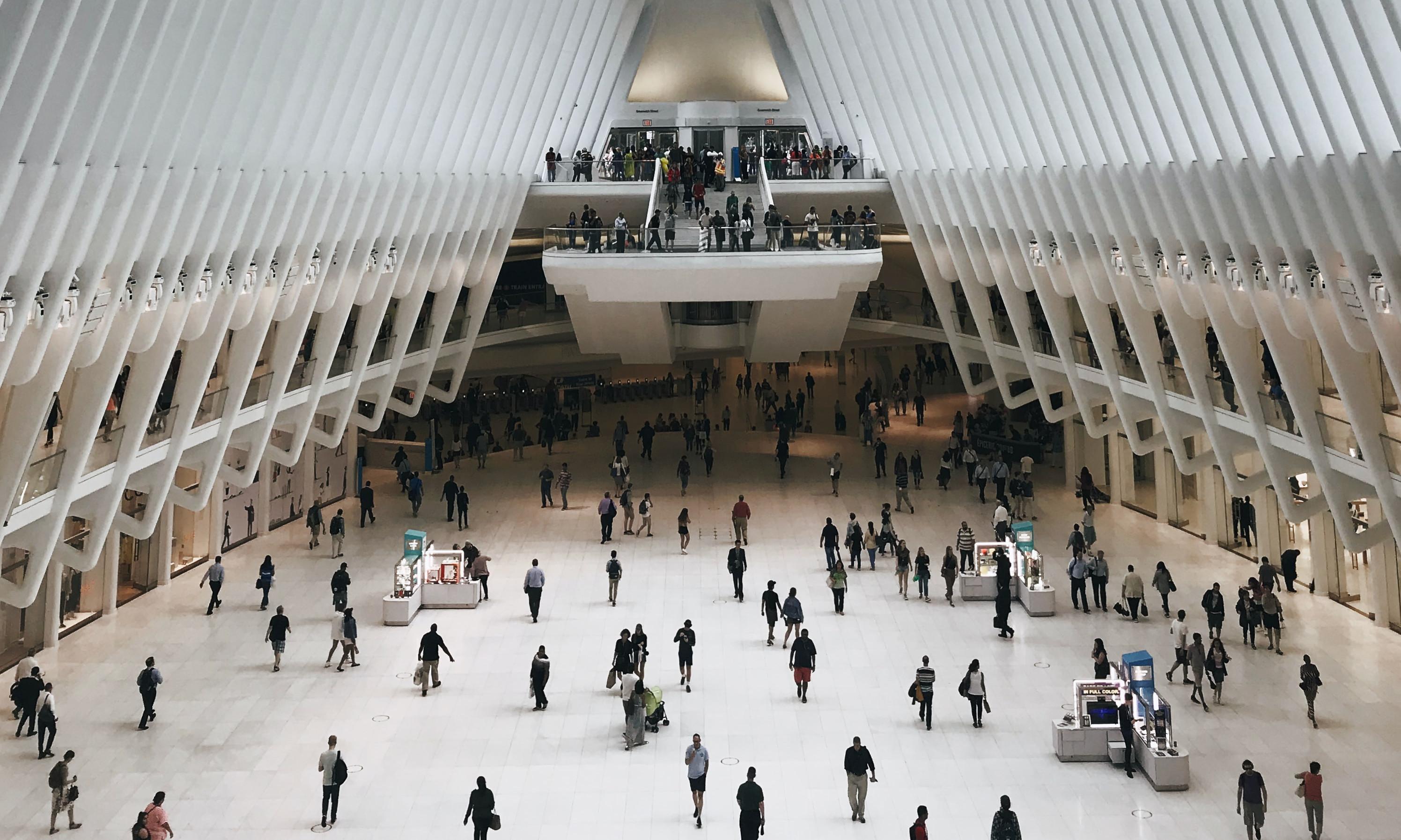 Multitud manteniendo distancia entre las personas. Seth Weisfeld para Unsplash