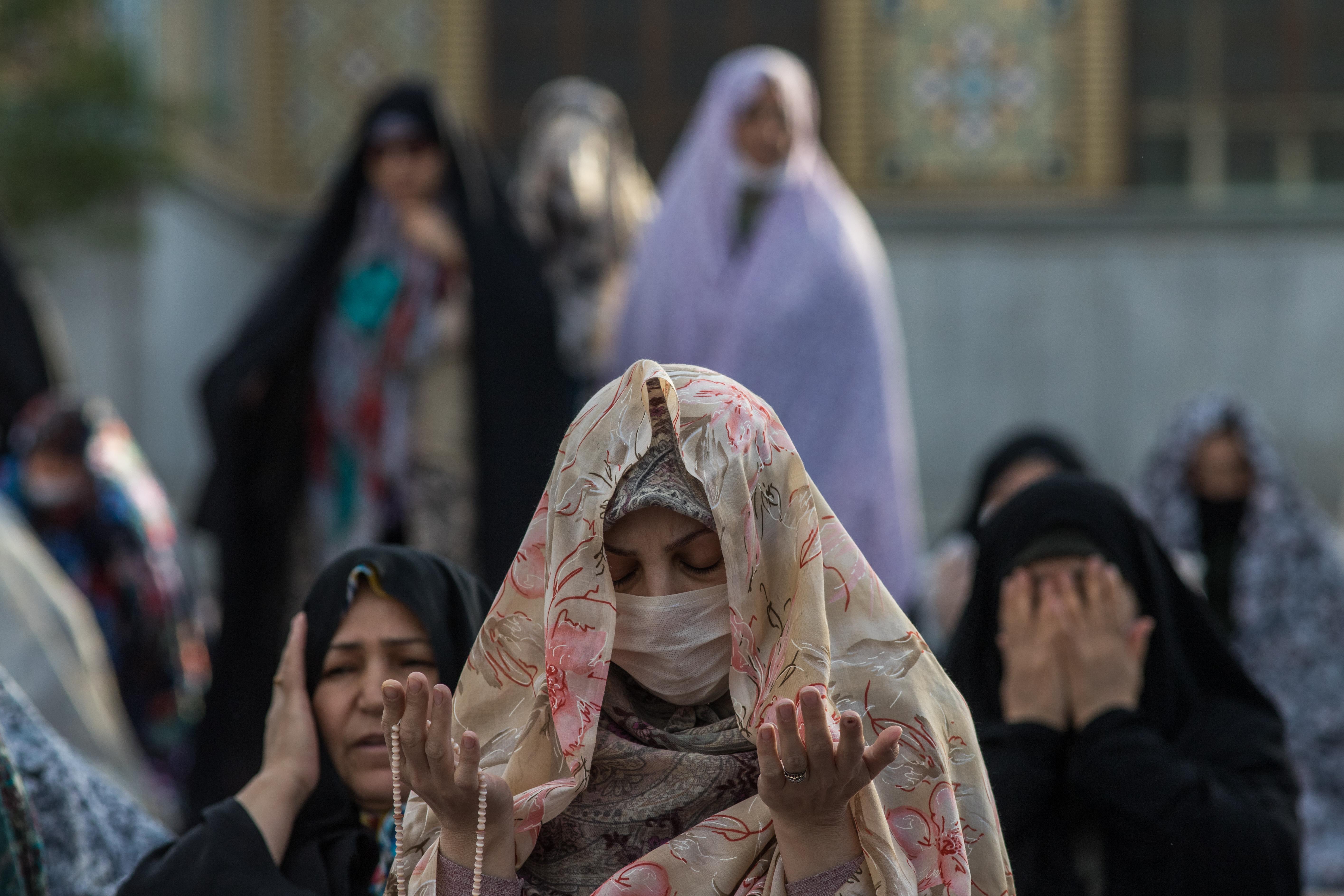 Varias mujeres con velo rezan en una mezquita en Irán / EuropaPress