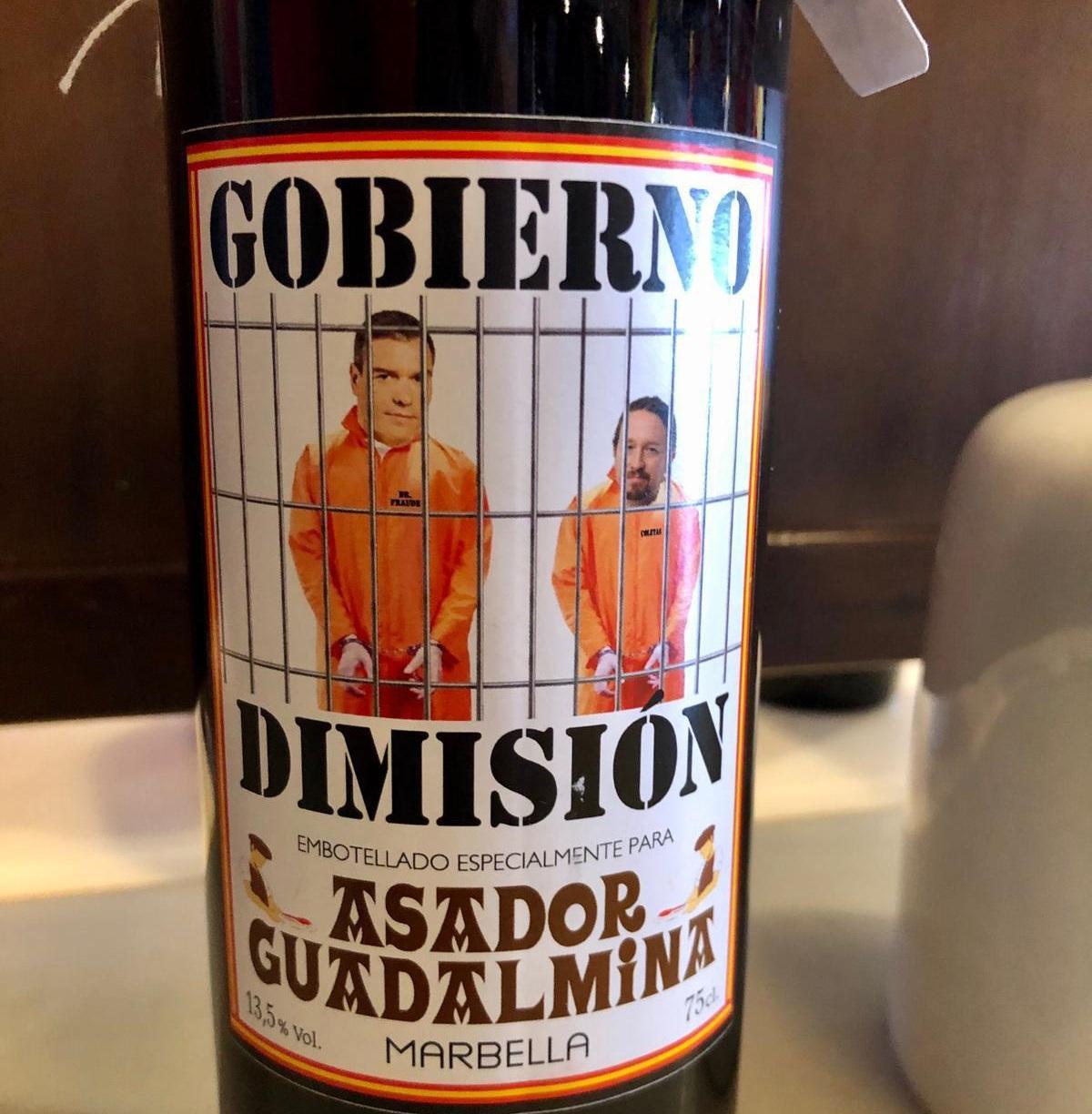 Una botella de vino etiquetado con un montaje de Pedro Sánchez y Pablo Iglesias entre rejas. 