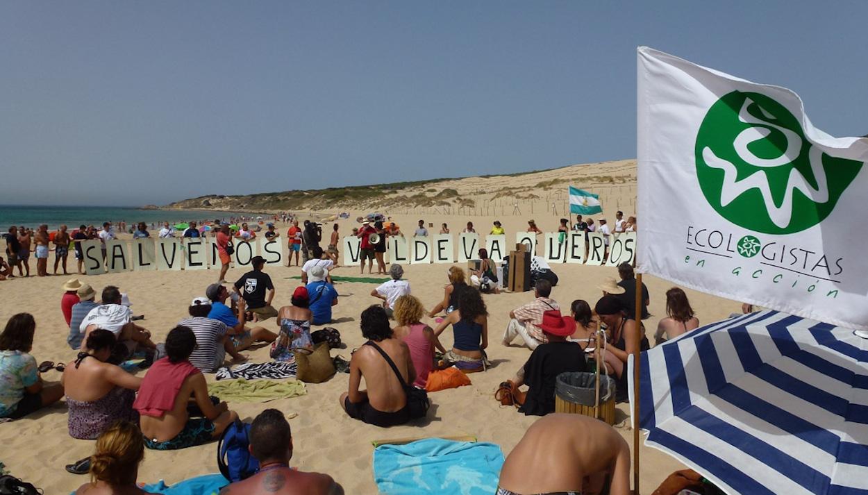 Manifestación en contra de la urbanización de la playa de Valdevaqueros.