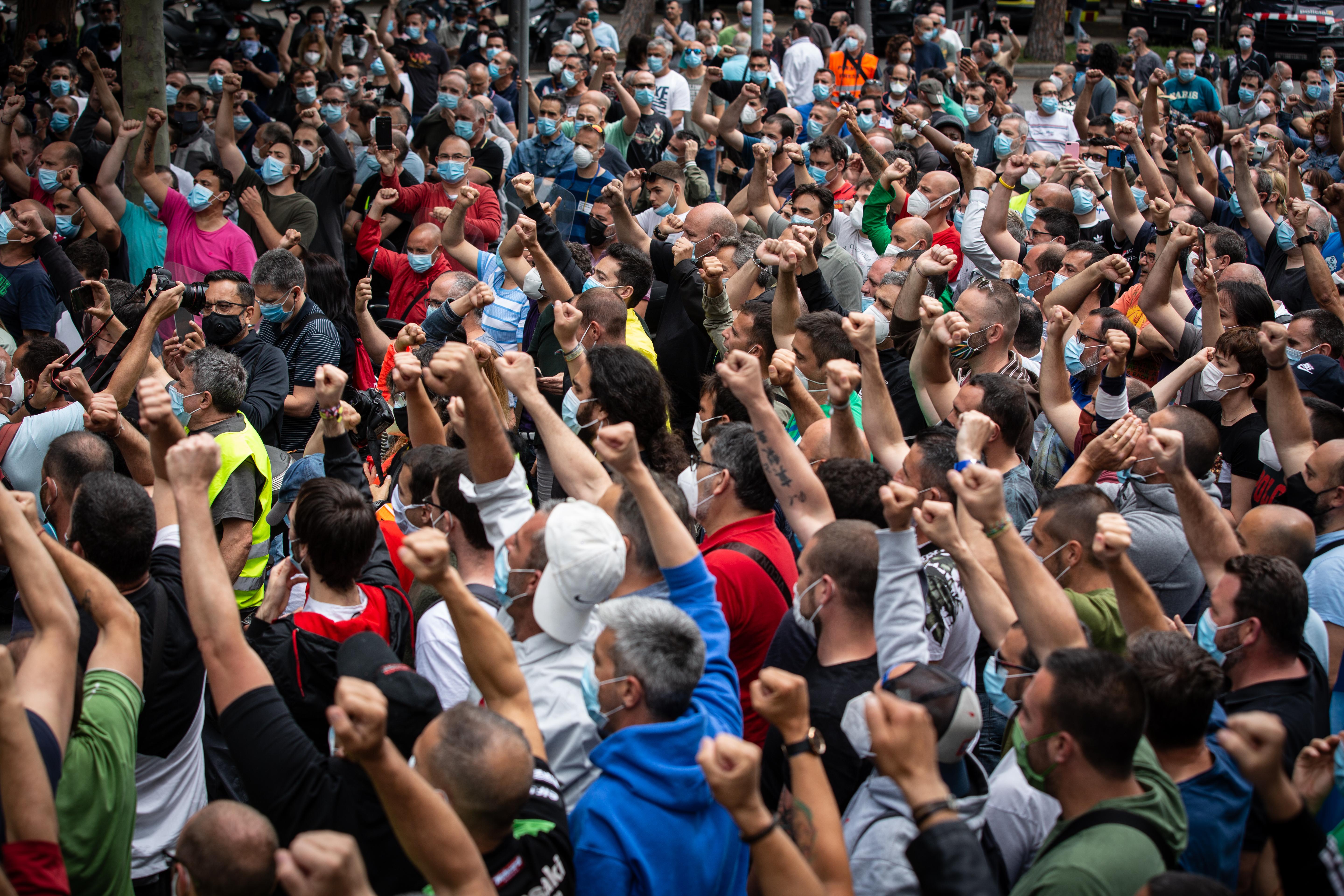 Trabajadores de Nissan Motor Ibérica, en la Zona Franca de Barcelona, se congregan a su paso por la Avenida Diagonal