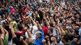 Trabajadores de Nissan Motor Ibérica, en la Zona Franca de Barcelona, se congregan a su paso por la Avenida Diagonal