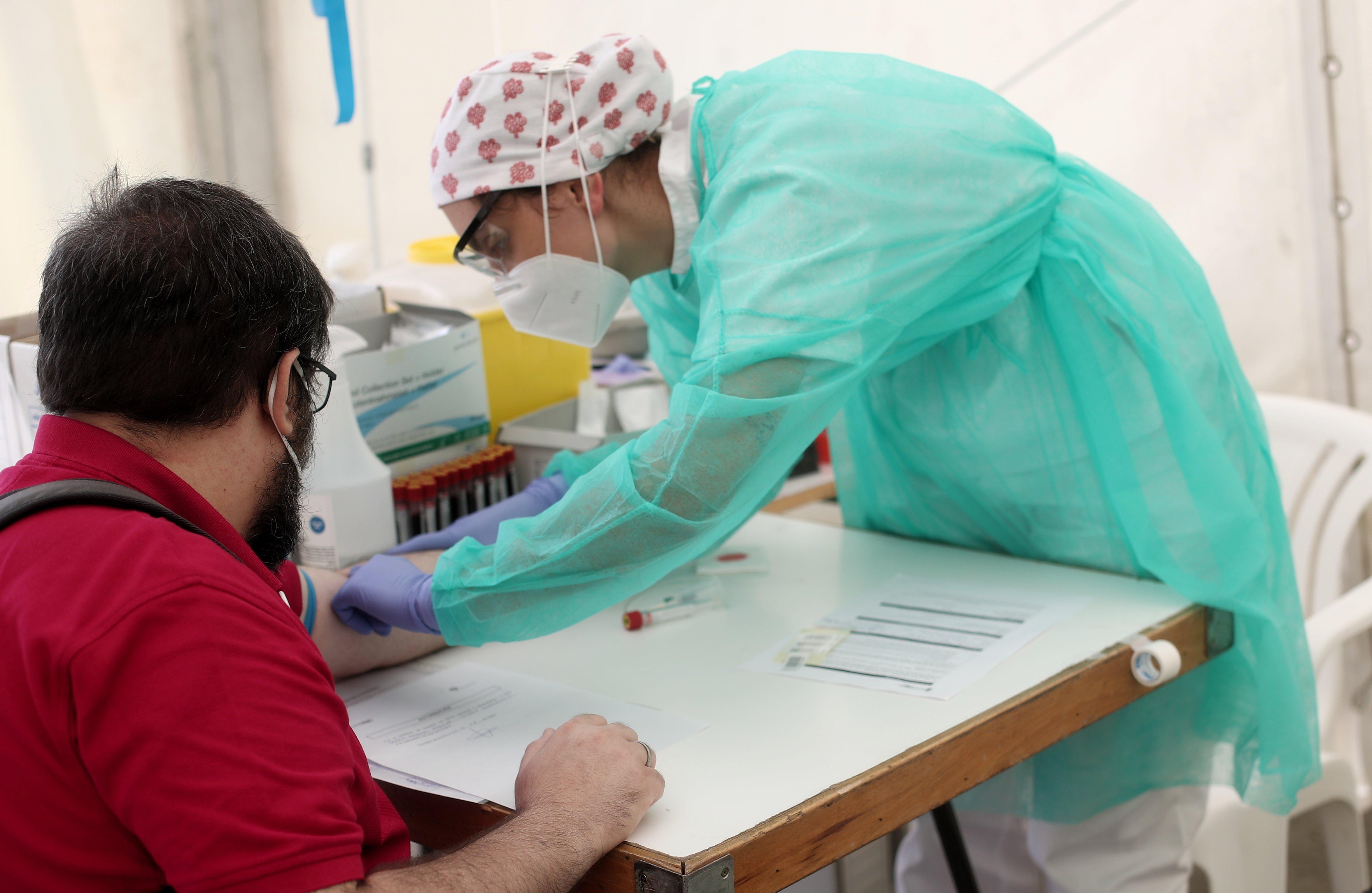 Sanitarios realizando los test masivos en Torrejón de Ardoz. EP.