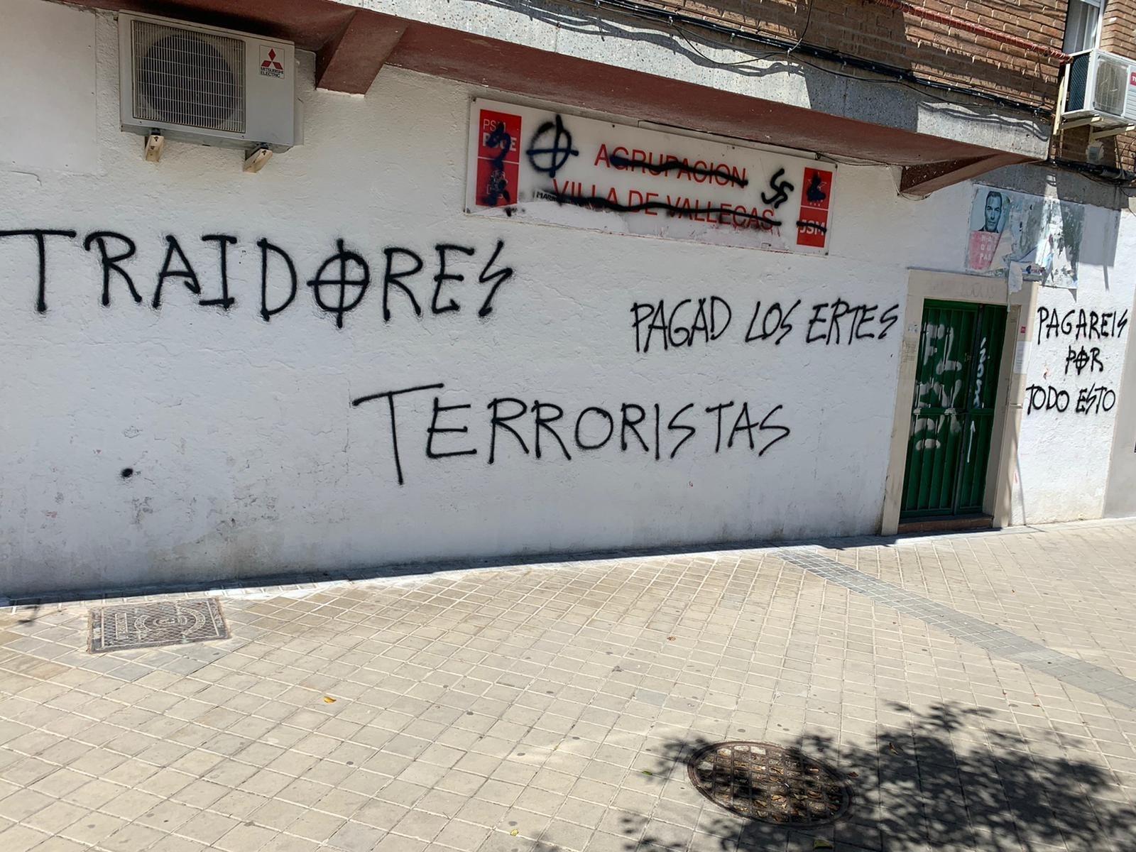 La sede del PSOE en Villa de Vallecas amanece con pintadas de símbolos nazis y mensajes como "terroristas" o "traidores"