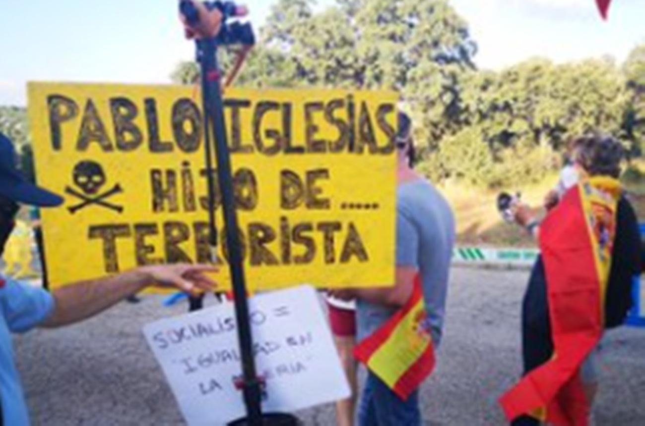 Pancartas frente a la casa de Pablo Iglesias e Irene Montero