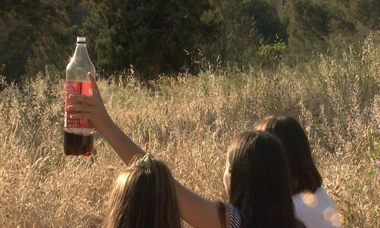 Unas chicas celebran en un botellón. Archivo