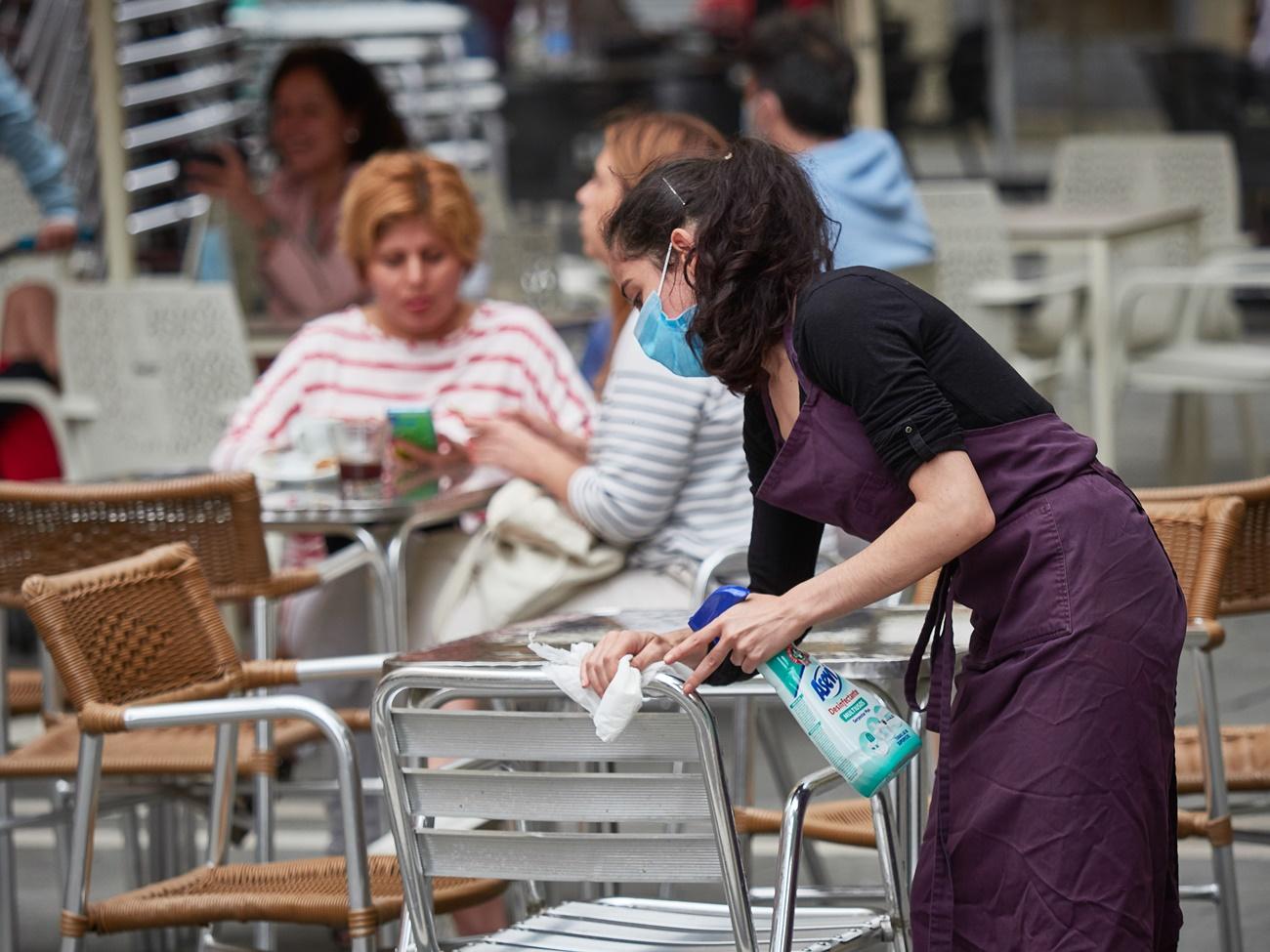 Cataluña cerrará bares y restaurantes 15 días para frenar el coronavirus