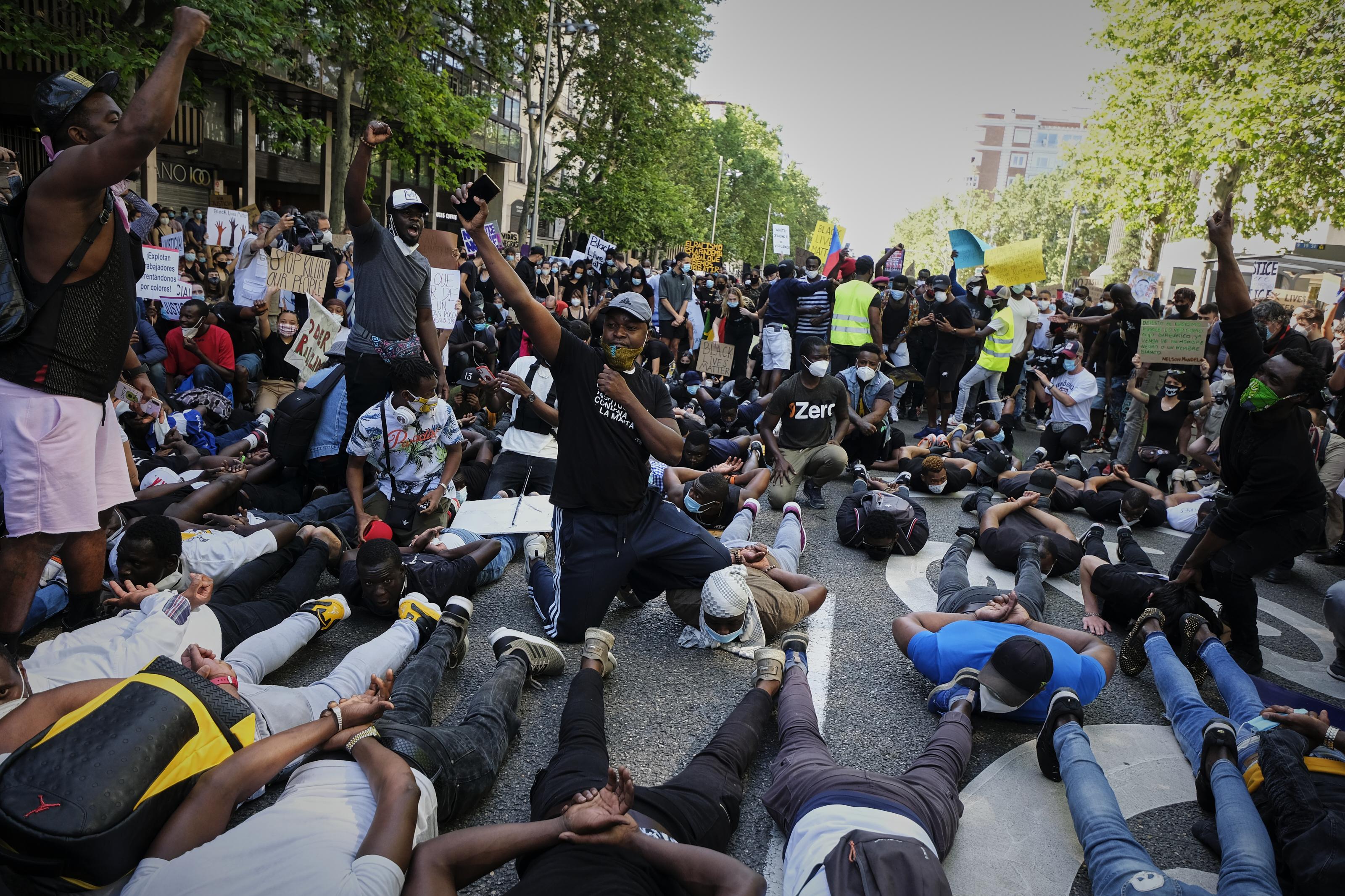  Concentración de Black Lives Matter y el Sindicato de Manteros frente a la Embajada de EEUU por George Floyd, en Madrid (España) a 7 de junio de 2020