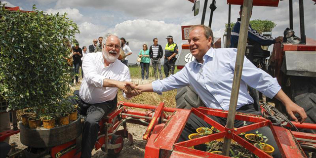 Miguel Arias Cañete y el presidente de Extremadura José Antonio Monago en un acto electoral de las Europeas dirigido a agricultores