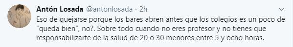 Tuit de Antón Losada rebatiendo a los que se quejan que durante la desescalada hayan abierto bares y no colegios