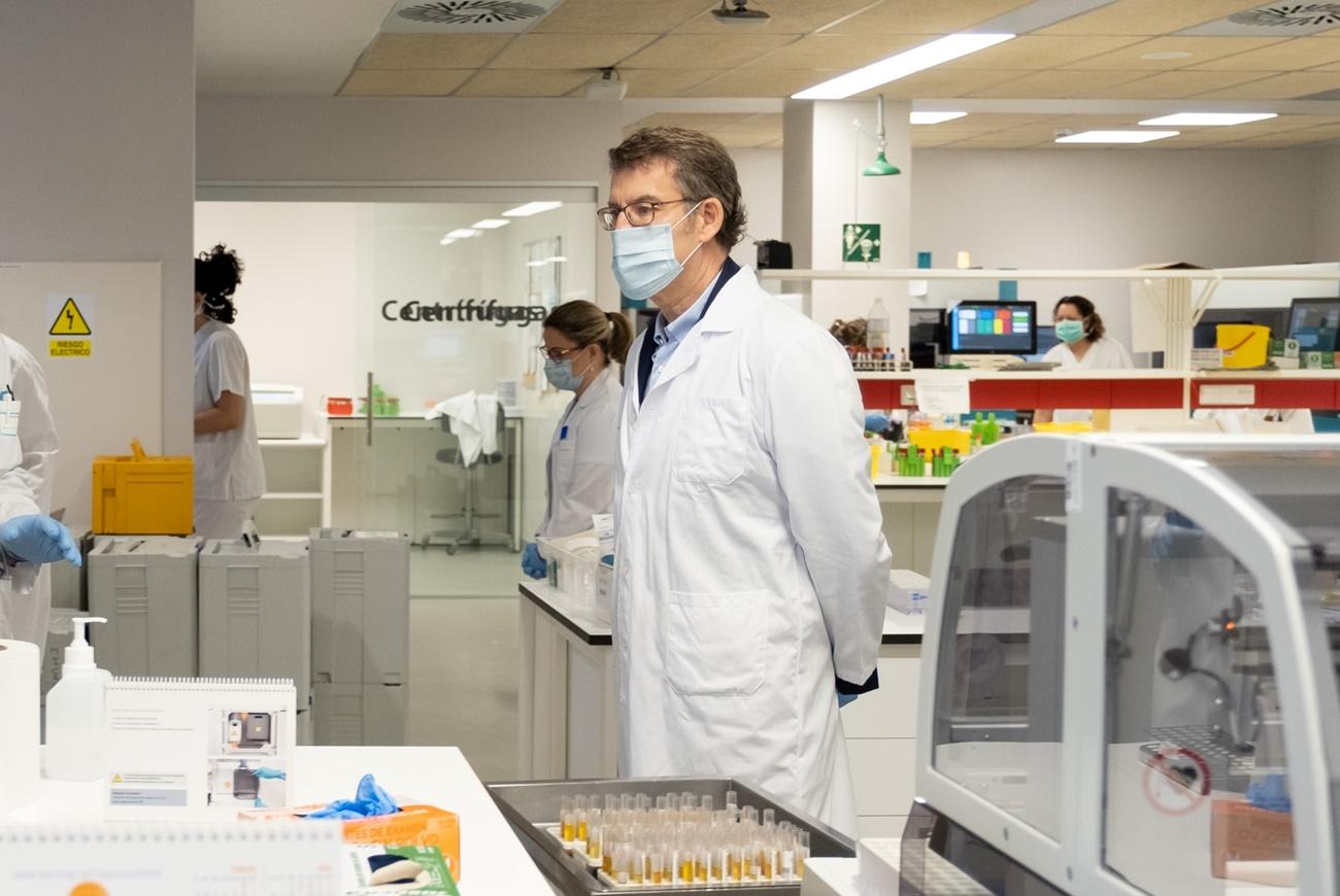 Alberto Núñez Feijóo durante una visita al laboratorio del Meixoeiro. 