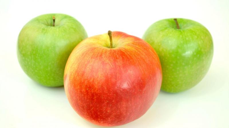 Manzanas de varios tipos, que son una buena fuente de hidratación en verano
