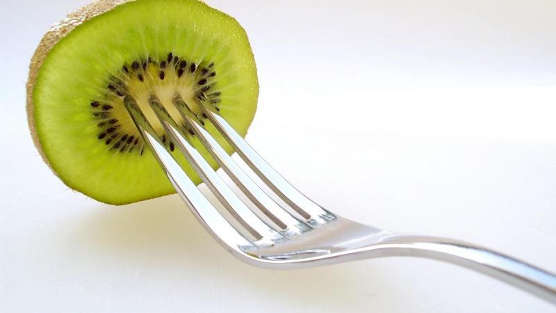 El kiwi nos aporta una cantidad importante de agua cuando lo comemos