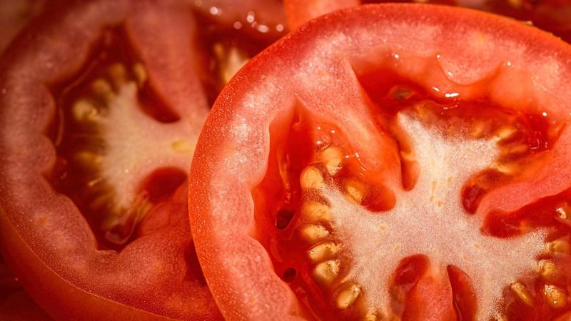 Los tomates son ideales aportarnos agua en verano en platos como ensaladas