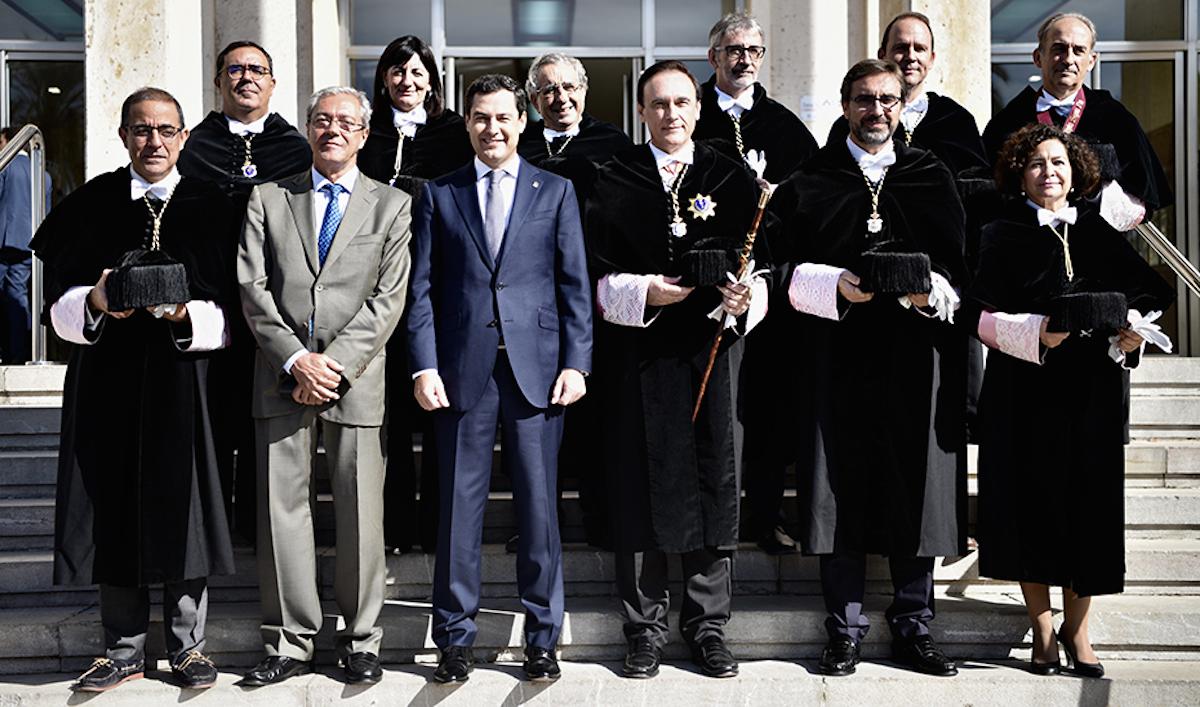 Foto de familia del presidente Juan Manuel Moreno con los rectores andaluces.