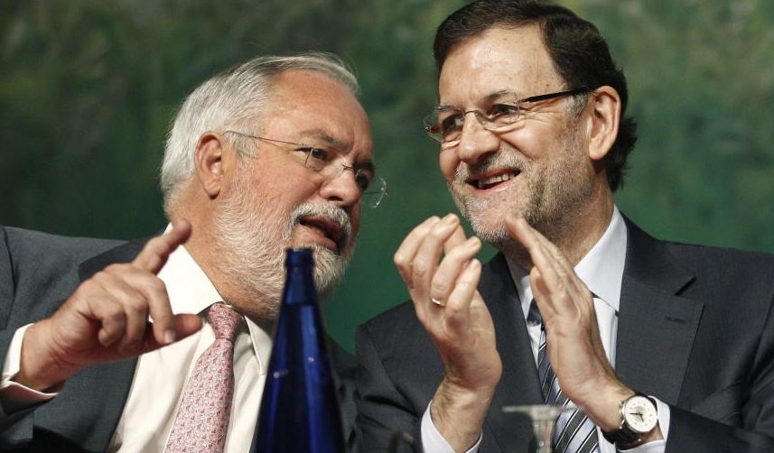 Grupos anti lobby en Bruselas piden al Parlamento Europeo que 'suspenda' a Cañete como comisario