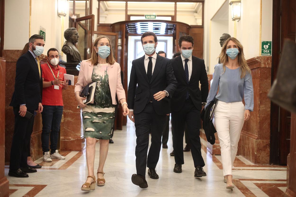 Pablo Casado junto a varios diputados a su entrada al hemiciclo del Congreso