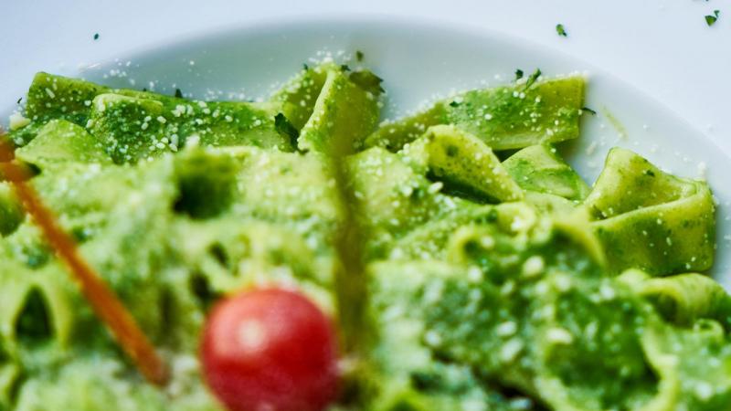 Ensalada pasta con tomates cherrys, rúcula, pesto y pollo