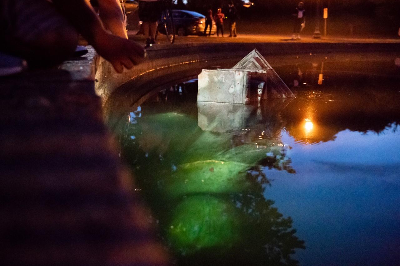 La estatua de Cristobal Colón en Richmond, arrojada a un lago. CBS