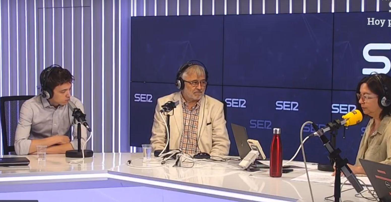 Íñigo Errejón y José Errejón con Ángels Barceló en la Cadena SER