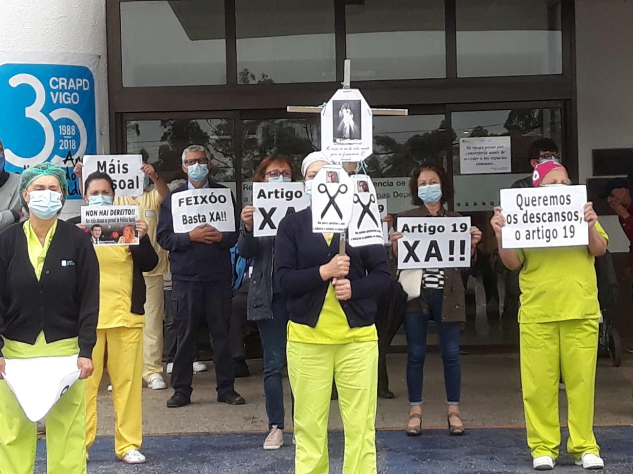Protesta de trabajadores ante un centro de mayores este jueves en Vigo (Fuente: CIG).