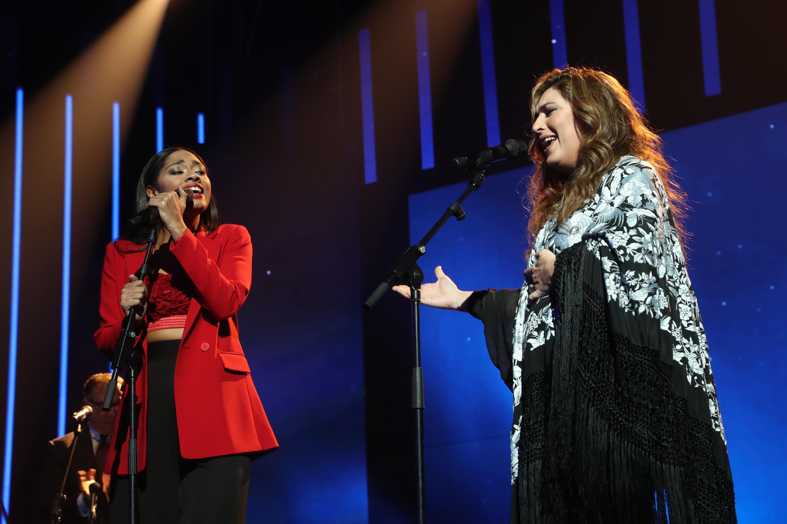 Nia (izquierda) y Estrella Morente durante la gala de 'Operación Triunfo'. Fuente: RTVE.