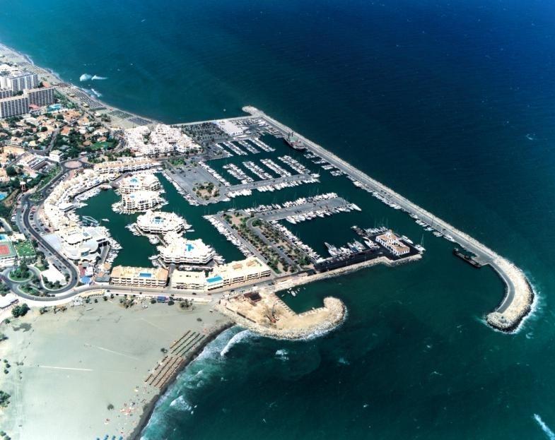 Imagen aérea del puerto deportivo de Benalmádena