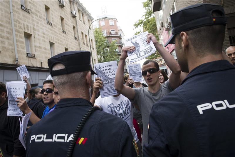 Los 'okupas' ultras que repartían comida "solo para españoles" desalojados del edificio que habían tomado