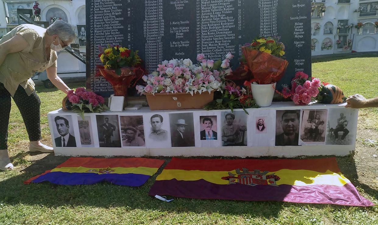 Un momento del homenaje celebrado ayer en el cementerio de Jimena de la Frontera.