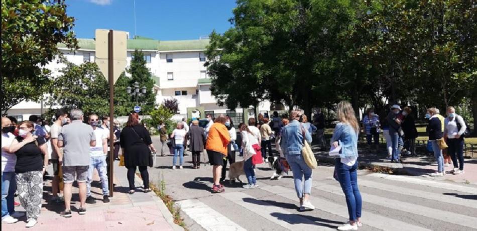 Familiares de los ancianos muertos en una residencia en Leganés en el homenaje a las víctimas. Foto: Unión Residencias Leganés